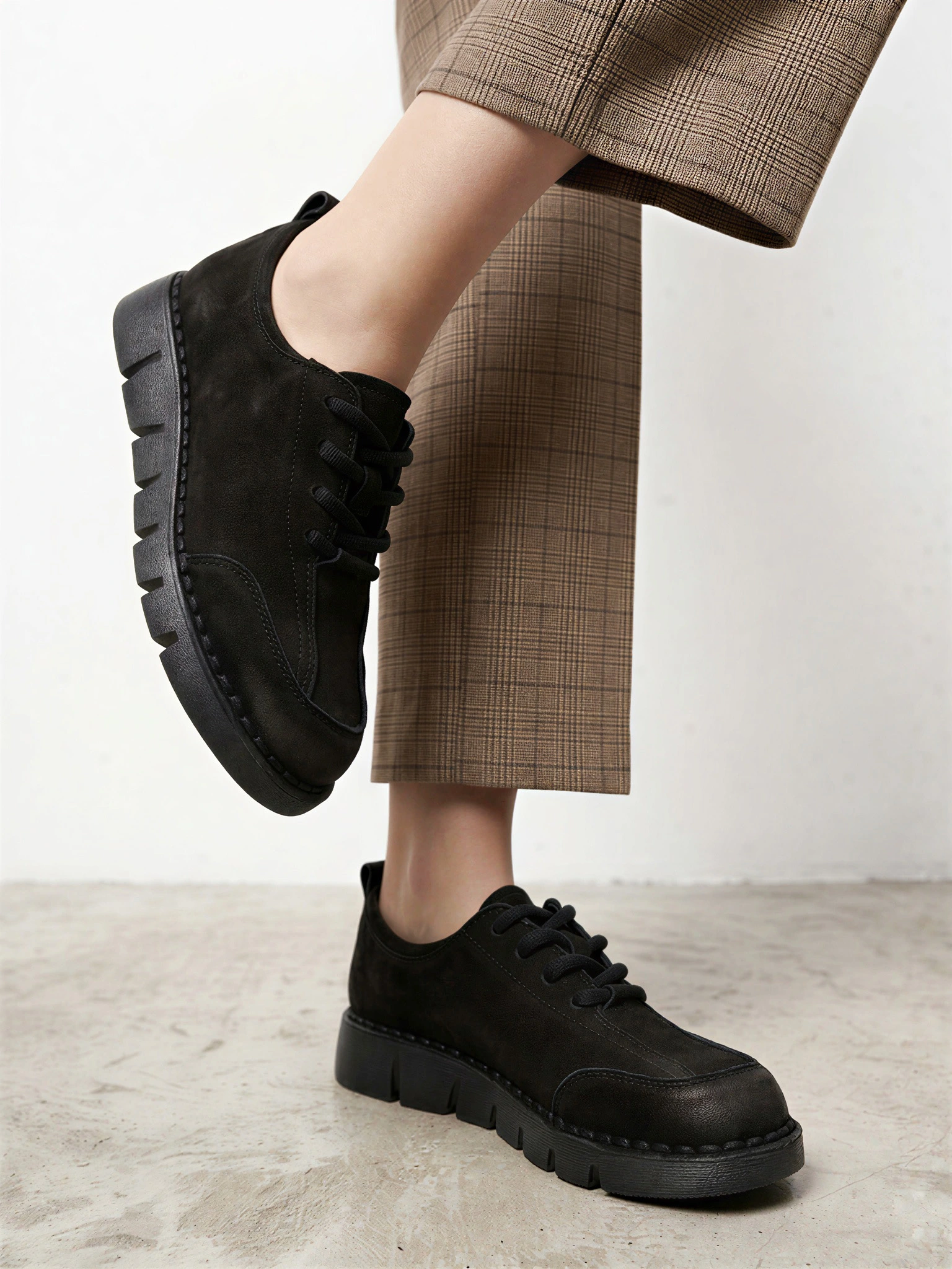 Туфли черного цвета из натурального нубука на шнуровке